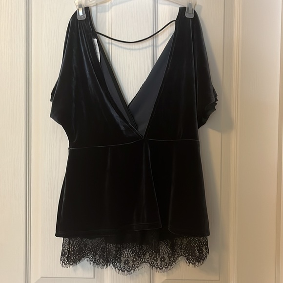 Willow & Clay velvet and lace black v-neck blouse size medium NWT - Picture 9 of 14